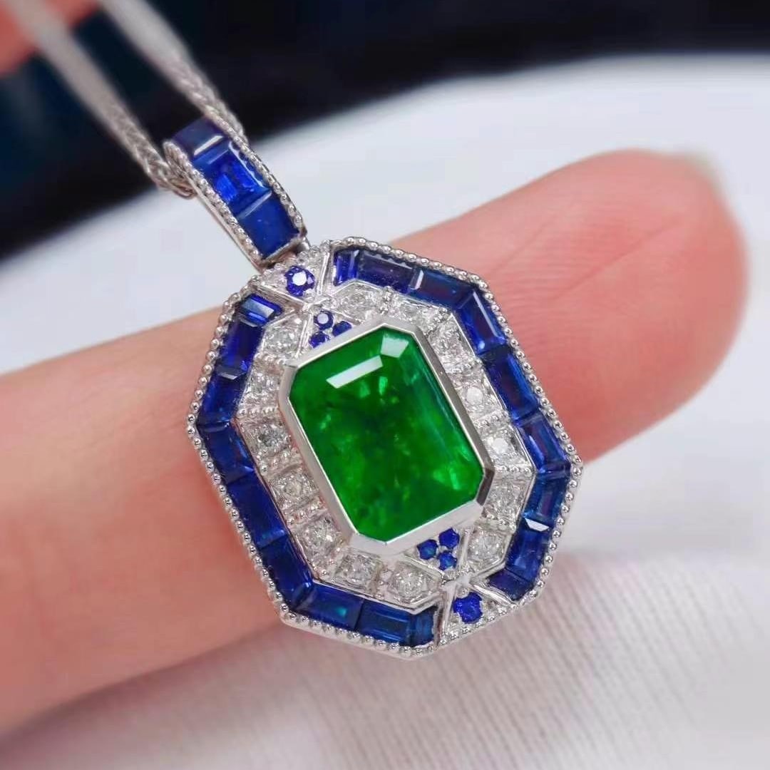 14k Gold 3.12 Ctw Vivid Green Natural Emerald & Sapphire Pendant( Without Chain ): Ref:230999132 // gold content:14k gold // main gemstone:emerald // shape:octagonal // carat weight:1. 88ct // color:vivid green // treatment:natural // // adjacent gemstone 2 : sapphire // shape:other