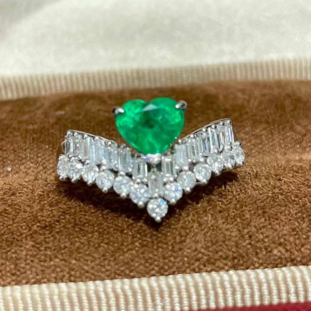 14k Gold 0.9 Ct Vivid Green Natural Emerald & Diamond Ring: Ref:230999154 // gold content:14k gold // ring size:7. 25us // // main gemstone:emerald // shape:heart // carat weight:0. 9ct // color:vivid green // treatment:natural // // adjacent gemstone 2 :