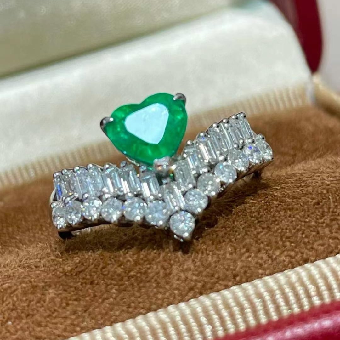 14k Gold 0.9 Ct Vivid Green Natural Emerald & Diamond Ring - 4