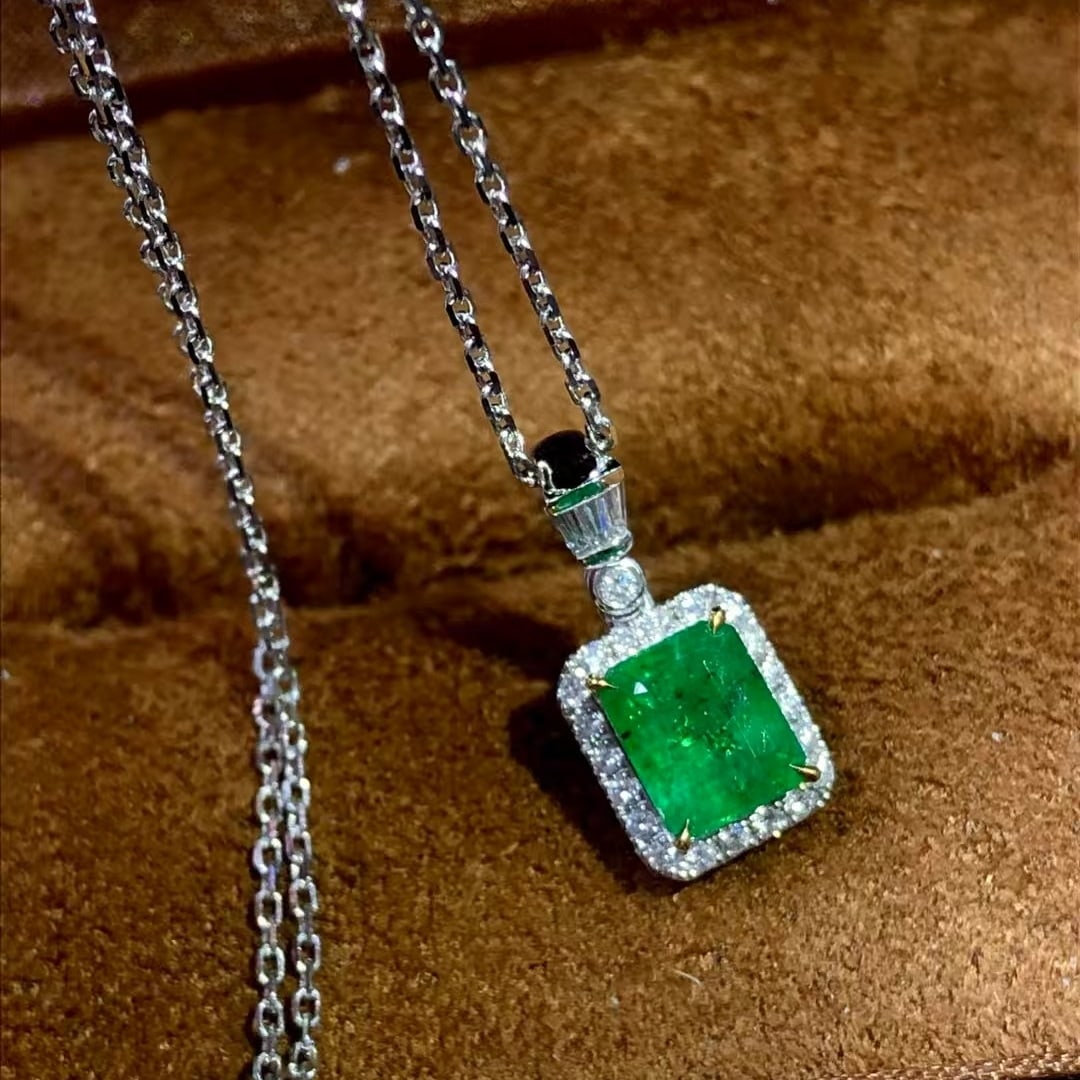 14k Gold 1.39 Ctw Vivid Green Natural Emerald & Diamond Necklace: Ref:230999156 // gold content:14k gold // main gemstone:emerald // shape:octagonal // carat weight:1. 21ct // color:vivid green // treatment:natural // // adjacent gemstone 2 : diamond //