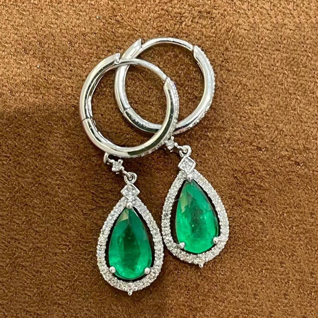 14k Gold 1.35 Ct Vivid Green Natural Emerald & Diamond Earrings: Ref:230999160 // gold content:14k gold // main gemstone:emerald // shape:pear // carat weight:1. 35ct // color:vivid green // treatment:natural // // adjacent gemstone 2 : diamond // shape:round //