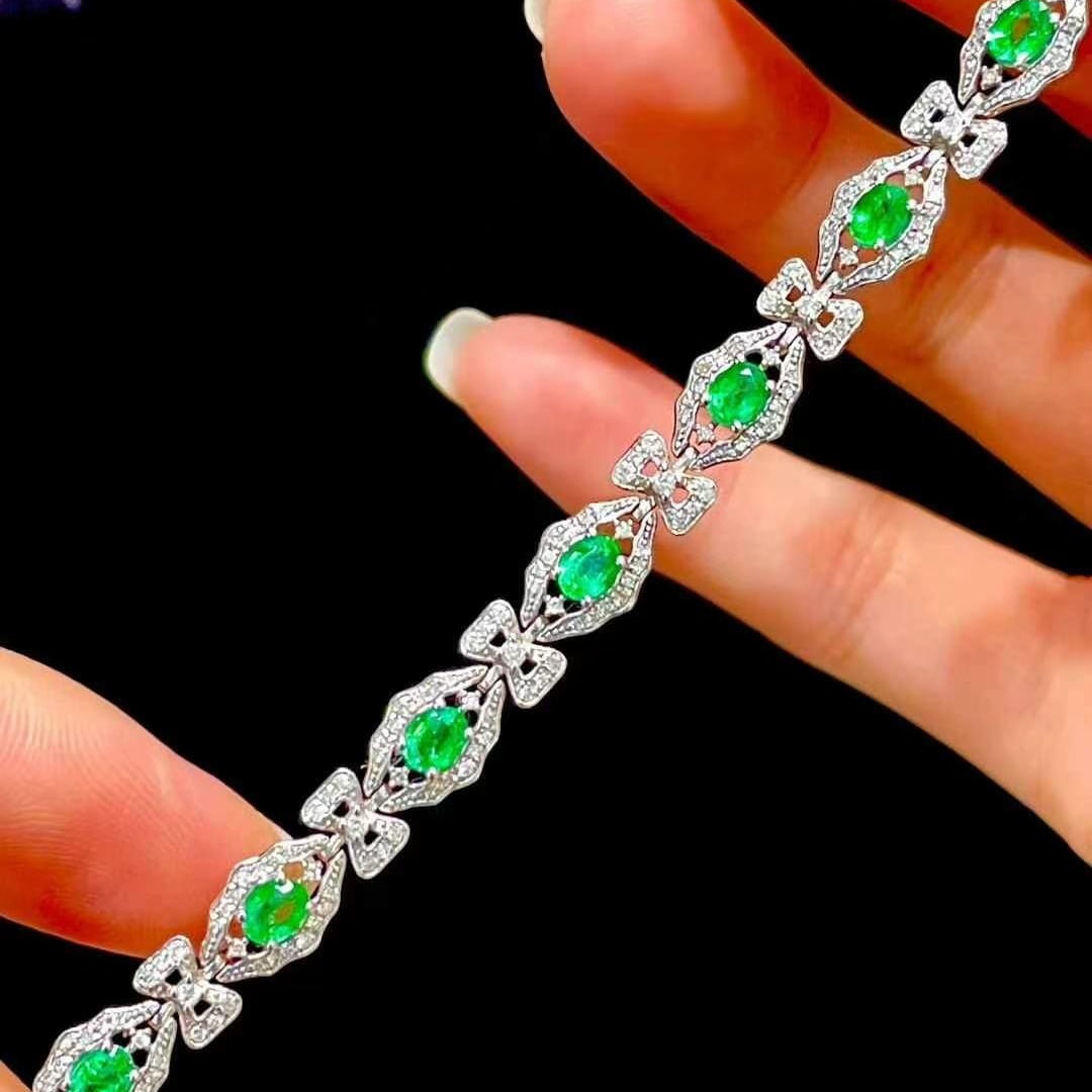 14k Gold 3.8 Ct Vivid Green Natural Emerald & Diamond Bracelet: Ref:230999163 // gold content:14k gold // main gemstone:emerald // shape:oval // carat weight:3. 8ct // color:vivid green // treatment:natural // // adjacent gemstone 2 : diamond // shape:round //