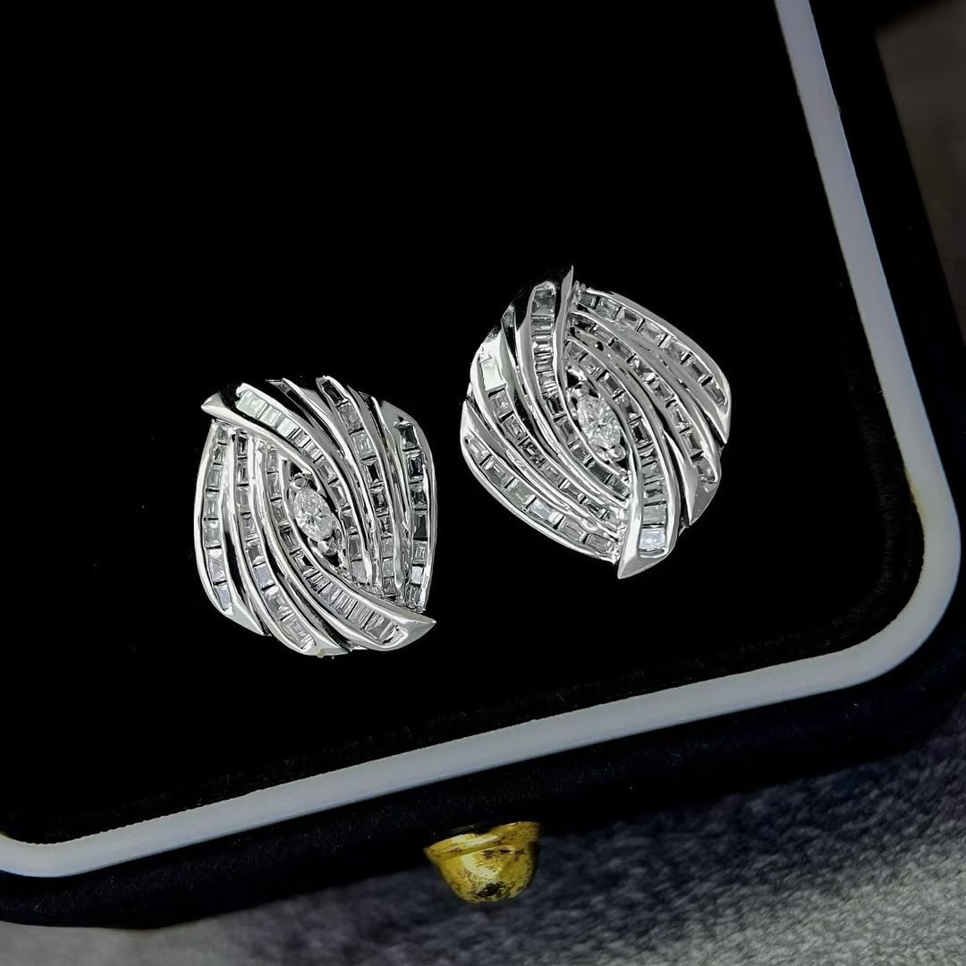 14k Gold 0.9 Ct Natural H Diamond Earrings: Ref:230999169 // gold content:14k gold // main gemstone:diamond // shape:multiply // carat weight:0. 9ct // clarity grade:vs-si // color:h // treatment:natural // Condition: New Low Estimate: 3300.00