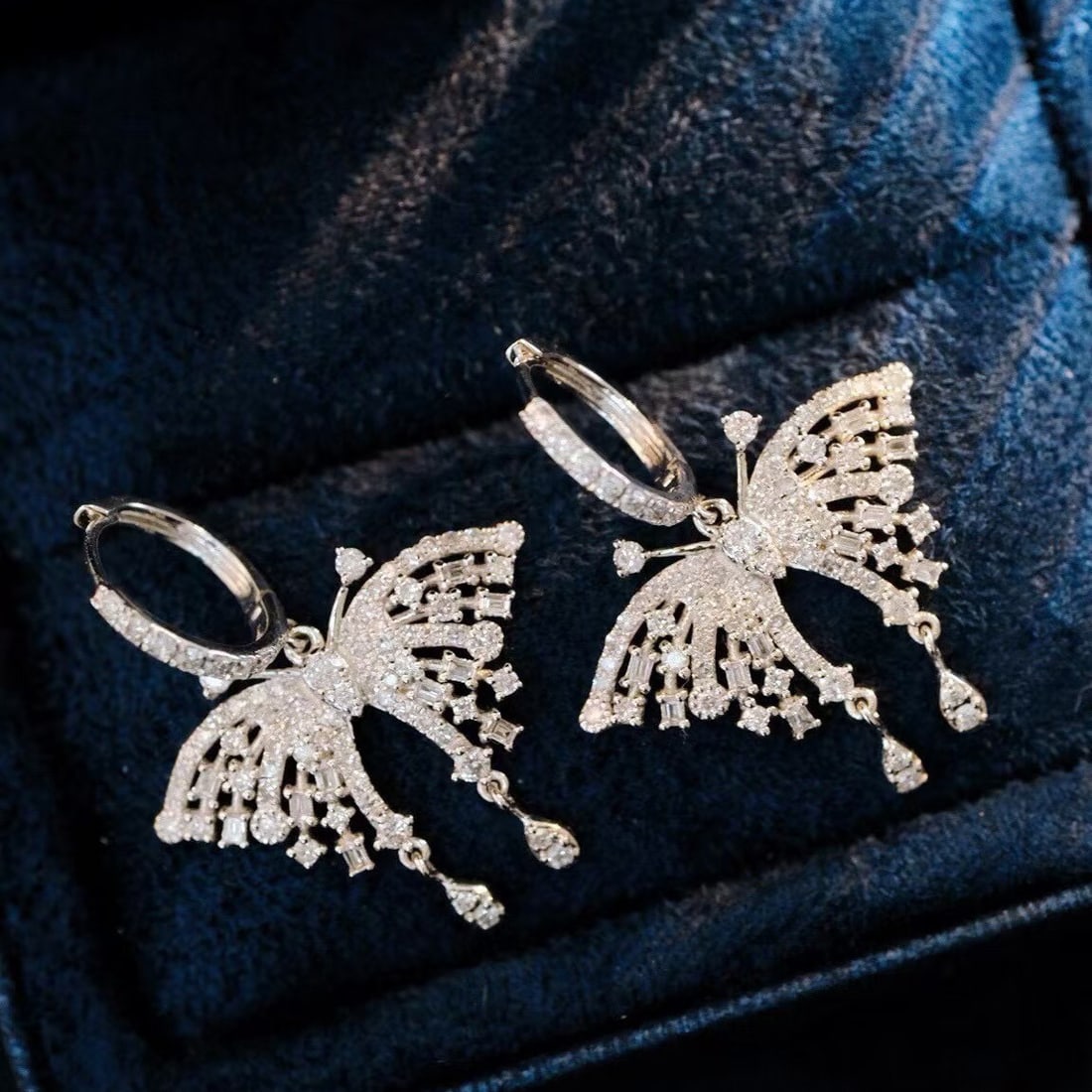 14k Gold 1.36 Ct Natural H Diamond Earrings: Ref:230999175 // gold content:14k gold // main gemstone:diamond // shape:multiply // carat weight:1. 36ct // clarity grade:vs-si // color:h // treatment:natural // Condition: New Low Estimate: 3700.00