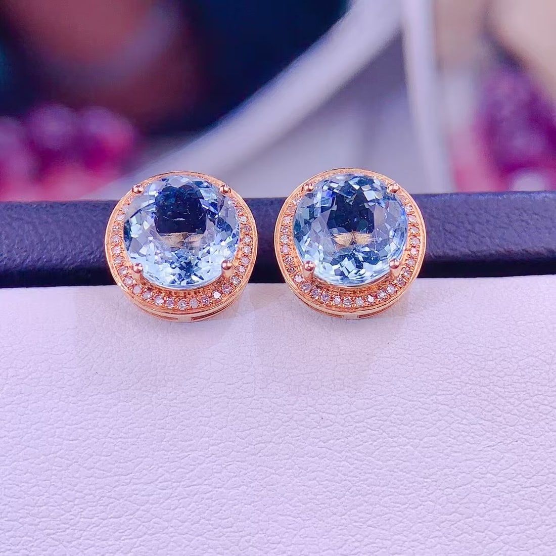 14k Gold 4.2 Ct Natural Aquamarine & Diamond Earrings: Ref:230999185 // gold content:14k gold // main gemstone:aquamarine // shape:oval // carat weight:4. 2ct // color:blue // treatment:natural // // adjacent gemstone 2 : diamond // shape:round // clarity