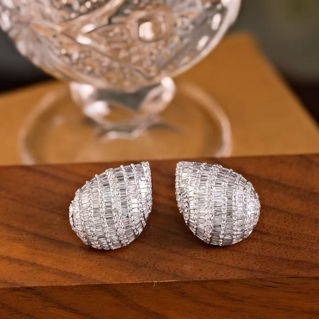 14k Gold 1.88 Ct Natural H Diamond Earrings: Ref:230999196 // gold content:14k gold // main gemstone:diamond // shape:multiply // carat weight:1. 88ct // clarity grade:vs-si // color:h // treatment:natural // Condition: New Low Estimate: 6400.00