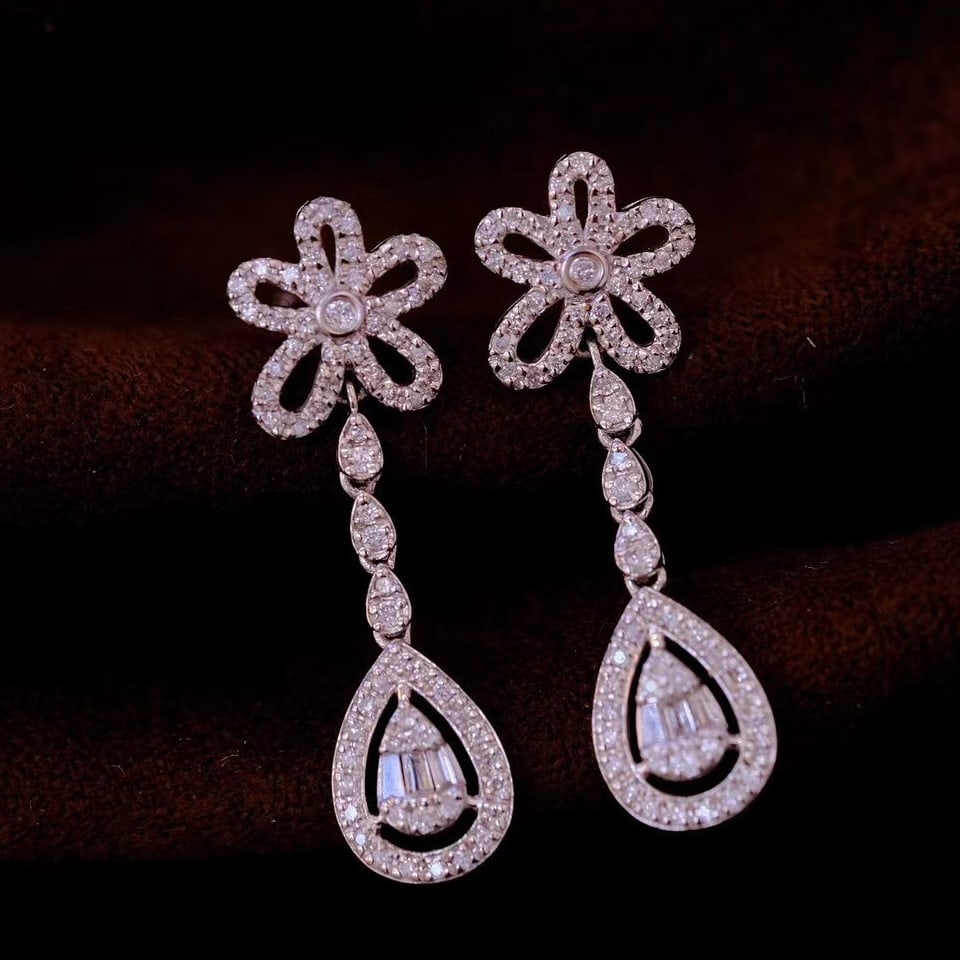 14k Gold 0.8 Ct Natural H Diamond Earrings: Ref:230999200 // gold content:14k gold // main gemstone:diamond // shape:multiply // carat weight:0. 8ct // clarity grade:vs-si // color:h // treatment:natural // Condition: New Low Estimate: 2200.00