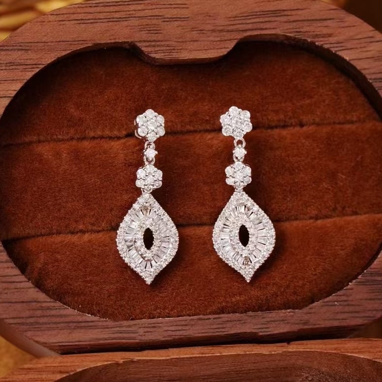 14k Gold 0.76 Ct Natural H Diamond Earrings: Ref:230999217 // gold content:14k gold // main gemstone:diamond // shape:multiply // carat weight:0. 76ct // clarity grade:vs-si // color:h // treatment:natural // Condition: New Low Estimate: