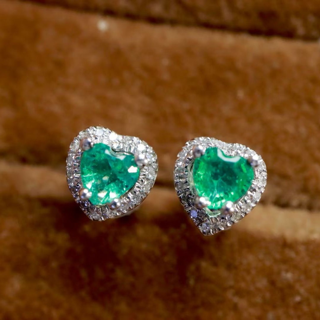 14k Gold 0.72 Ctw Natural Emerald & Diamond Earrings: Ref:230999224 // gold content:14k gold // main gemstone:emerald // shape:heart // carat weight:0. 6ct // color:green // treatment:natural // // adjacent gemstone 2 : diamond // shape:round // carat