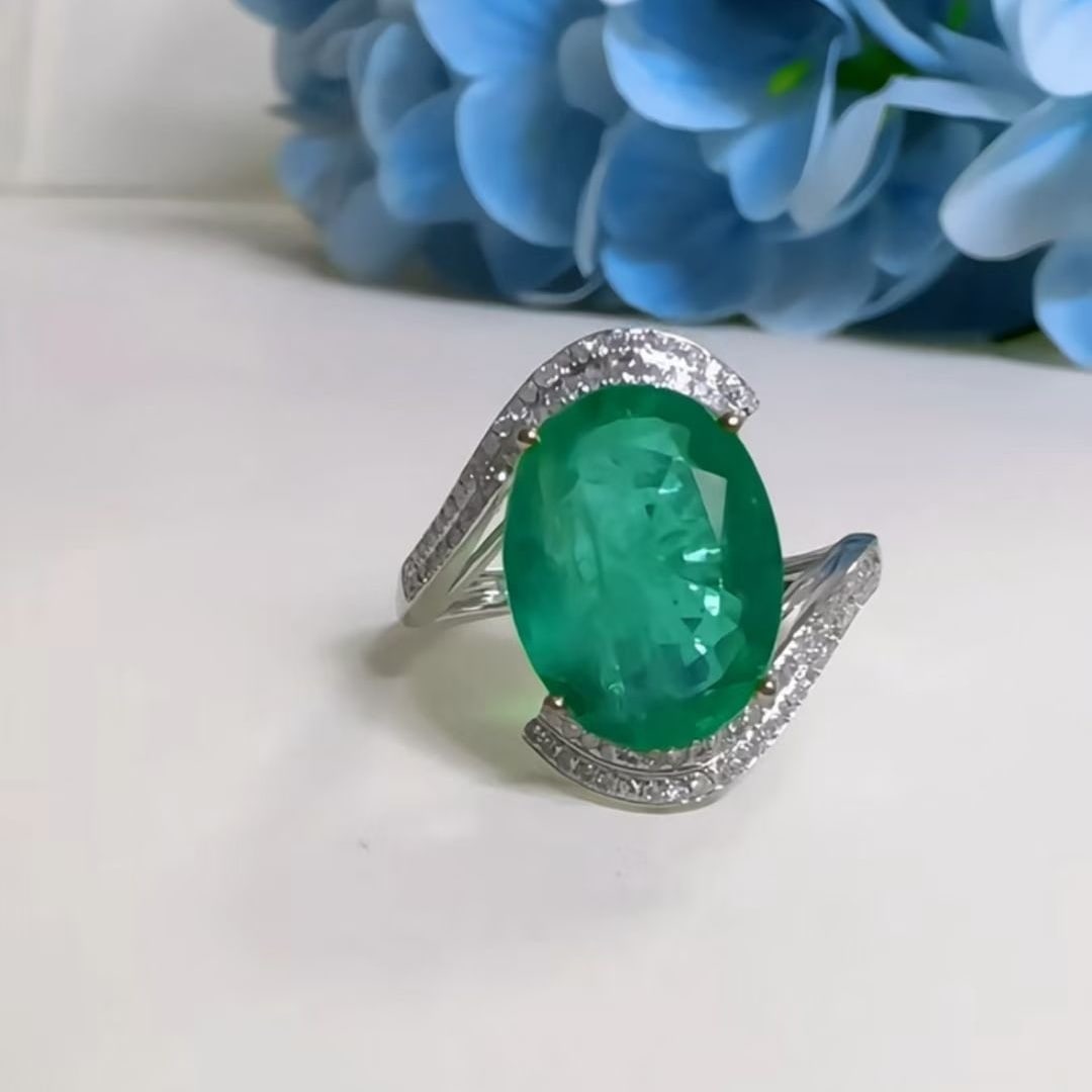14k Gold 3.8 Ct Natural Emerald & Diamond Ring - 2