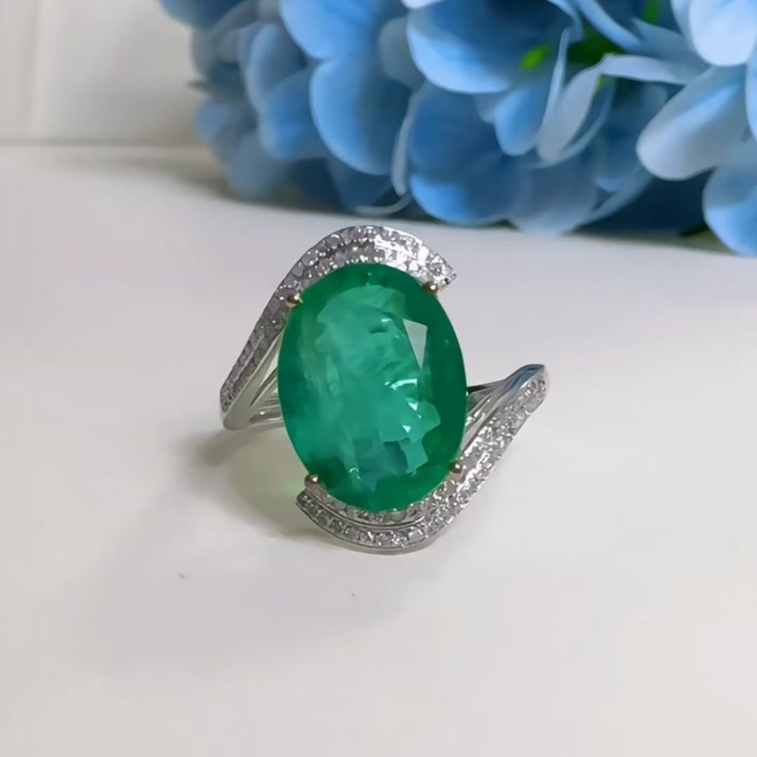 14k Gold 3.8 Ct Natural Emerald & Diamond Ring - 3