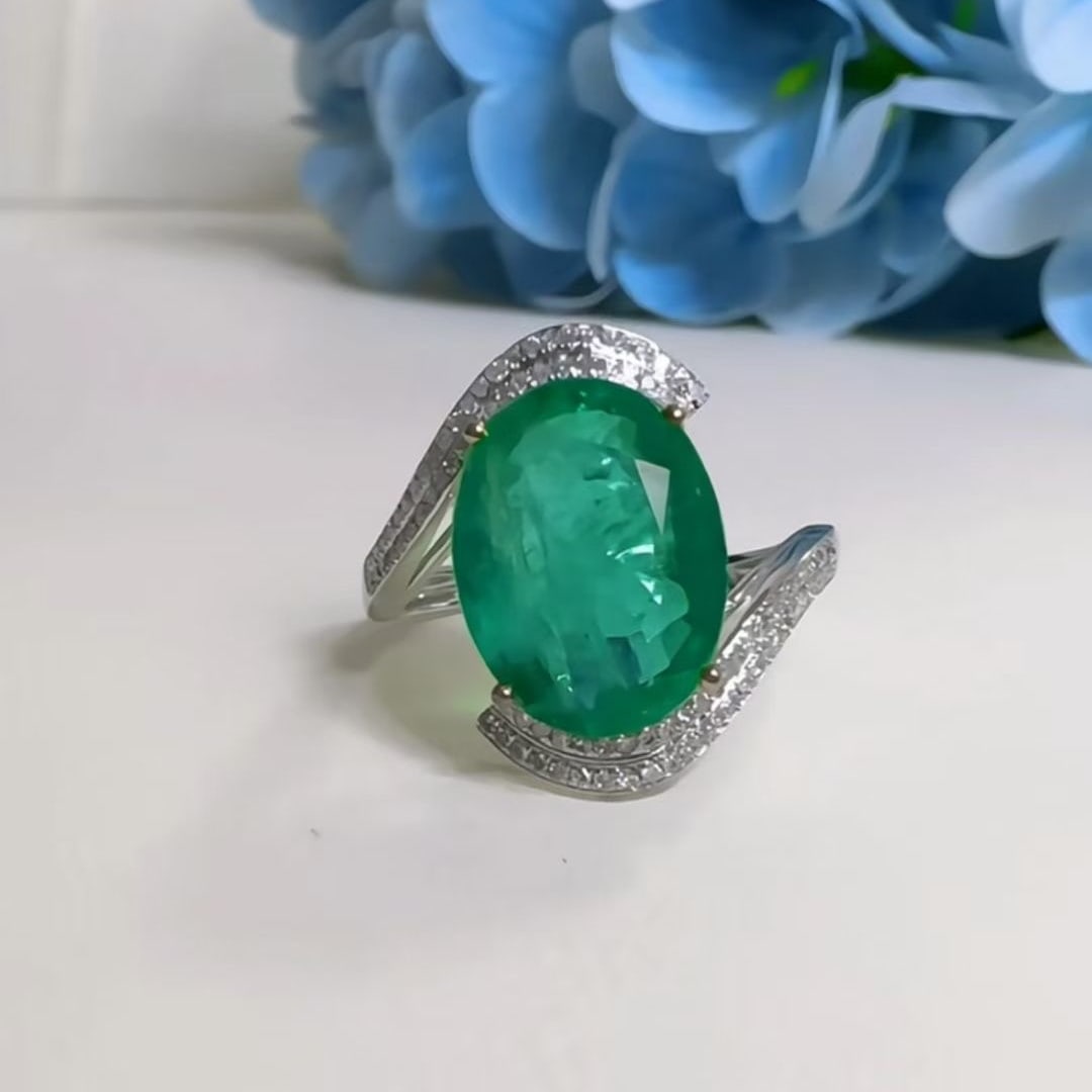 14k Gold 3.8 Ct Natural Emerald & Diamond Ring - 4