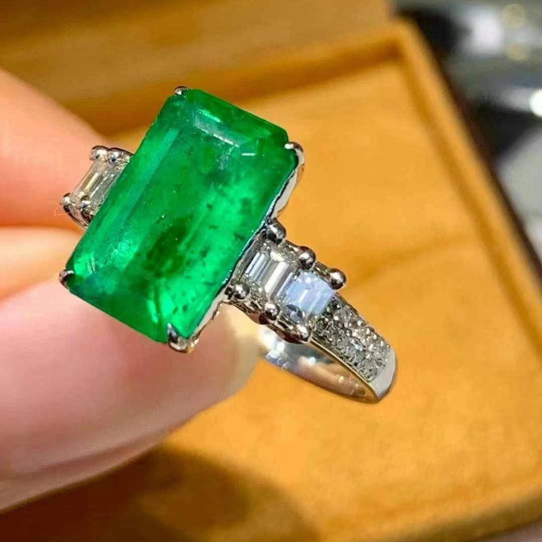 14k Gold 2.68 Ct Vivid Green Natural Emerald & Diamond Ring: Ref:230999243 // gold content:14k gold // ring size:7. 25us // // main gemstone:emerald // shape:octagonal // carat weight:2. 68ct // color:vivid green // treatment:natural // // adjacent gemstone 2