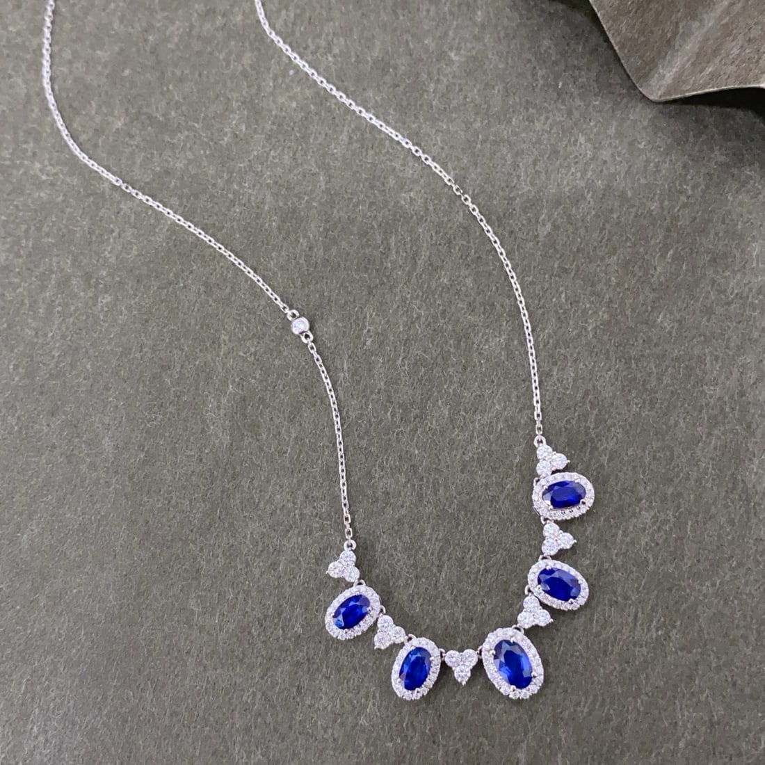 14k Gold 2.8 Ctw Vivid Blue Natural Sapphire & Diamond Necklace: Ref:231000008 // gold content:14k gold // main gemstone:sapphire // shape:oval // carat weight:2ct // color:vivid blue // treatment:natural // // adjacent gemstone 2 : diamond // shape:round // carat