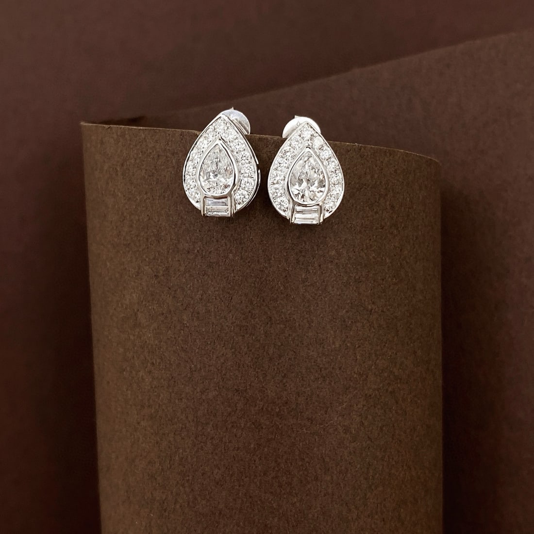 Gia Certified 14k Gold 1.2 Ctw Natural D Vs2 Pear Diamond Earrings: Ref:231000014 // gold content:14k gold // main gemstone:diamond // certified:gia // shape:pear // carat weight:0. 8ct // clarity grade:vs2 // color:d // treatment:natural // // adjacent gemstone 2 :
