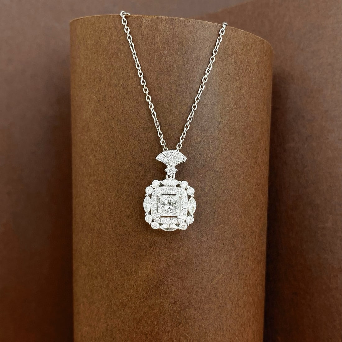 Gia Certified 14k Gold 0.75 Ctw Natural E Vvs2 Princess Diamond Necklace: Ref:231000015 // gold content:14k gold // main gemstone:diamond // certified:gia // shape:princess // carat weight:0. 4ct // clarity grade:vvs2 // color:e // treatment:natural // // adjacent gemstone