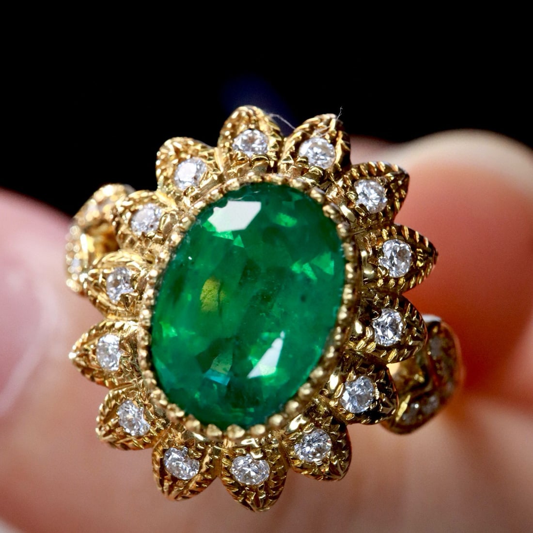14k Gold 1.07 Ct Vivid Green Natural Emerald & Diamond Ring: Ref:231000020 // gold content:14k gold // ring size:7. 25us // // main gemstone:emerald // shape:oval // carat weight:1. 07ct // color:vivid green // treatment:natural // // adjacent gemstone 2 :