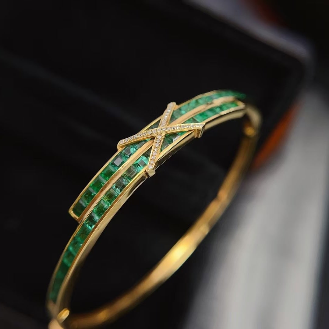14k Gold 5.06 Ct Natural Emerald & Diamond Bangle: Ref:231000021 // gold content:14k gold // main gemstone:emerald // shape:square // carat weight:5. 06ct // color:green // treatment:natural // // adjacent gemstone 2 : diamond // number of stones:34