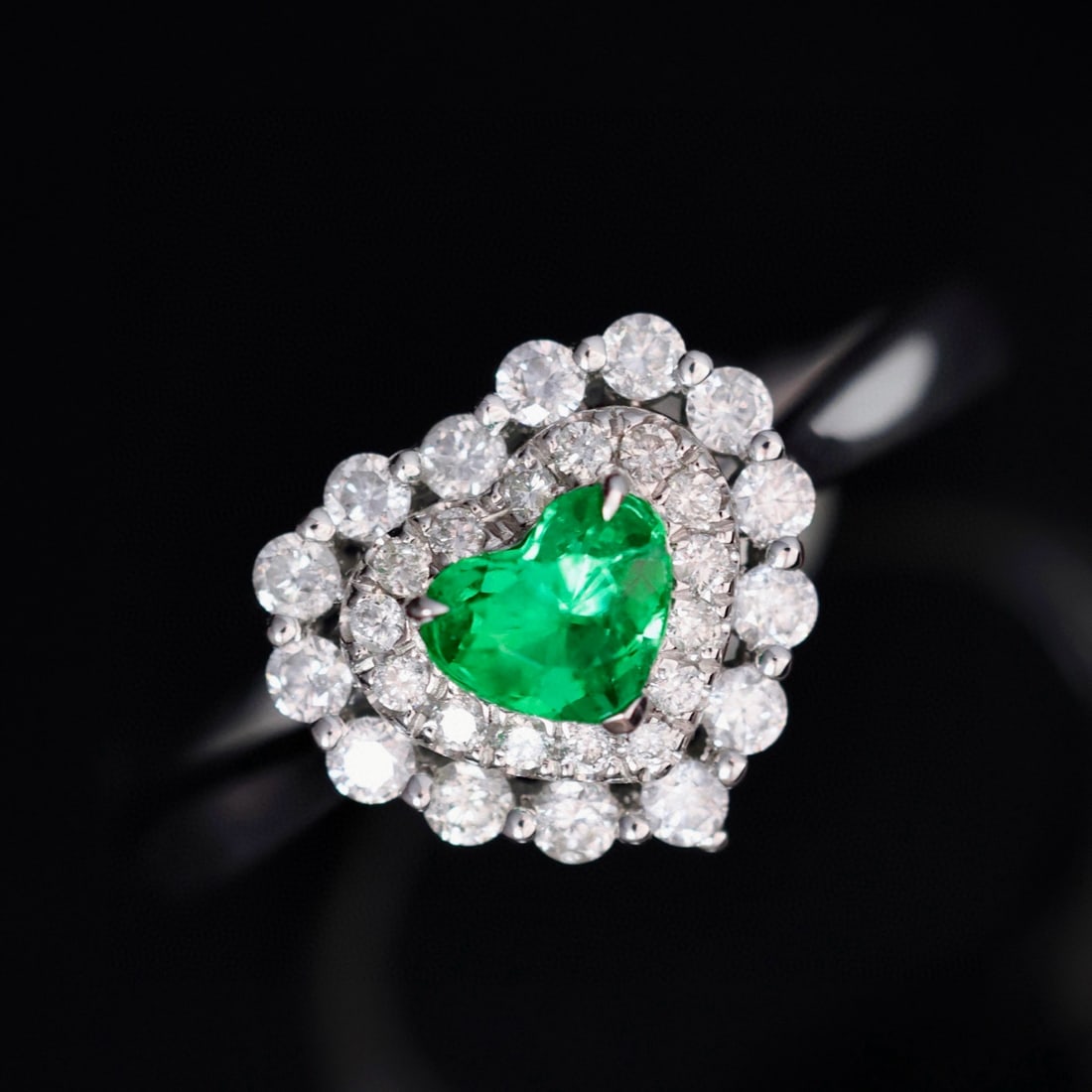 14k Gold 0.60 Ctw Vivid Green Natural Emerald & Diamond Ring: Ref:231000029 // gold content:14k gold // ring size:7. 25us // // main gemstone:emerald // shape:heart // carat weight:0. 26ct // color:vivid green // treatment:natural // // adjacent gemstone 2 :