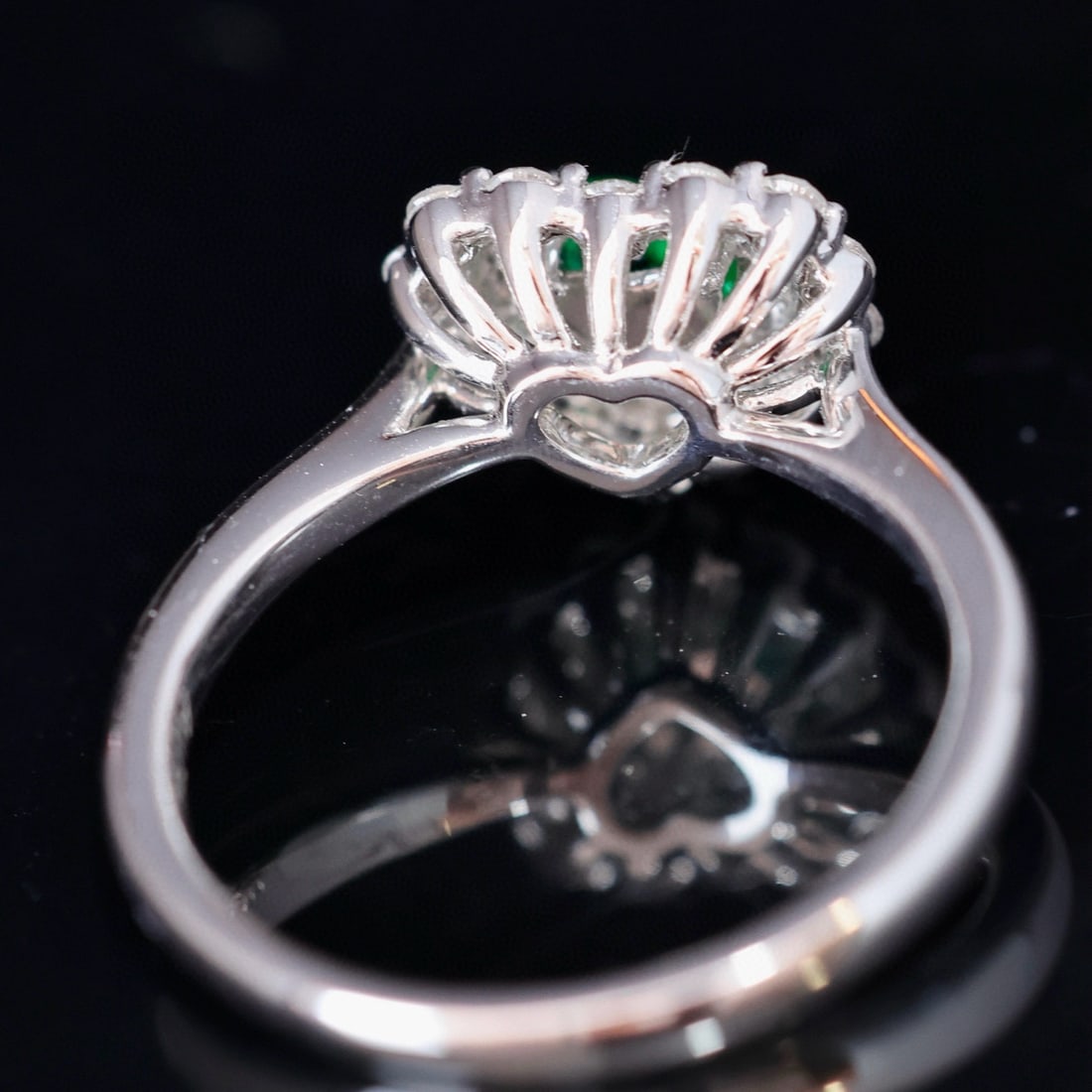 14k Gold 0.60 Ctw Vivid Green Natural Emerald & Diamond Ring - 4