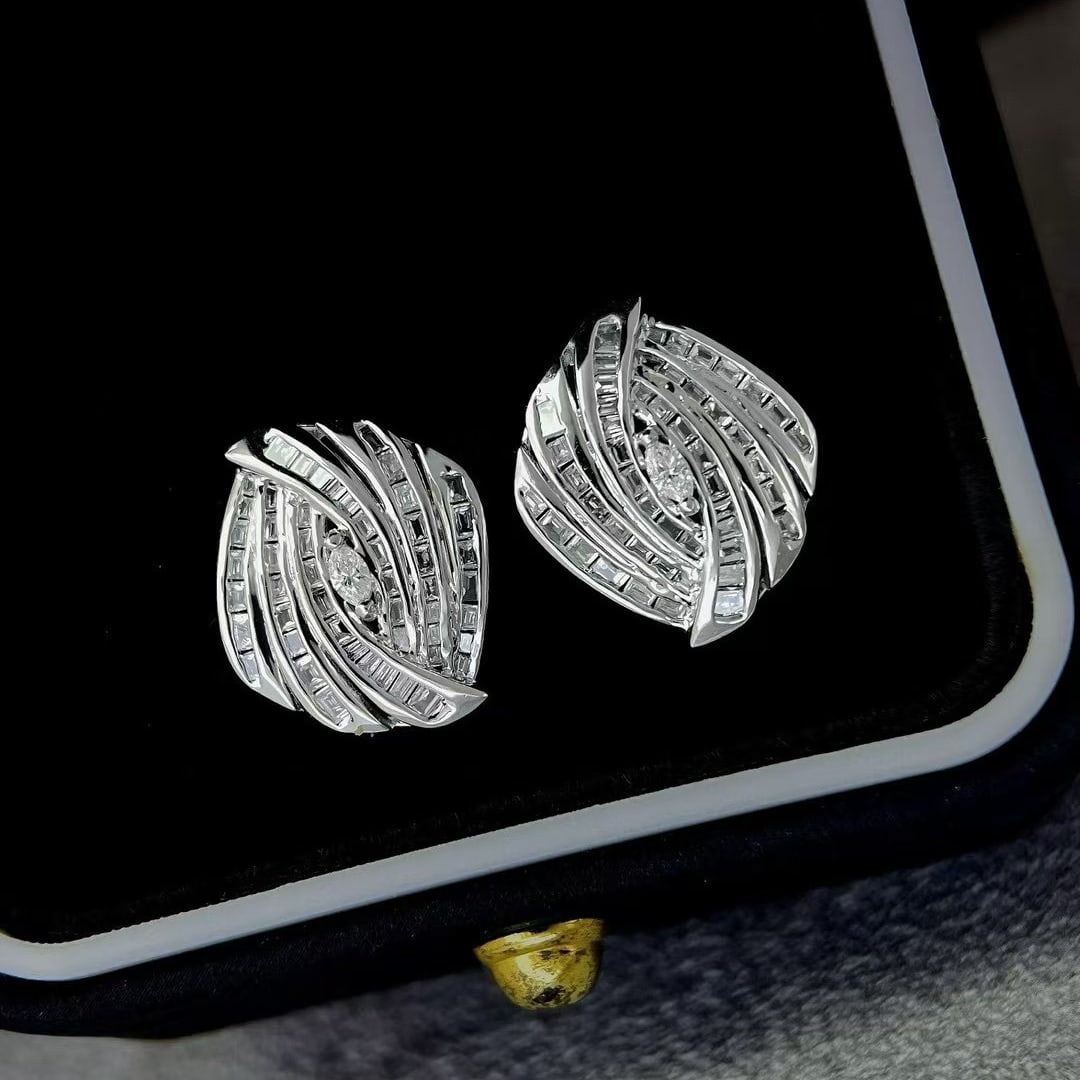14k Gold 0.9 Ct Natural H Diamond Earrings: Ref:231000044 // gold content:14k gold // main gemstone:diamond // shape:multiply // carat weight:0. 9ct // clarity grade:vs-si // color:h // treatment:natural // Condition: New Low Estimate: 3300.00