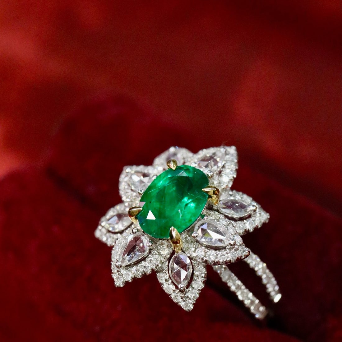 14k Gold 1.86 Ctw Vivid Green Natural Emerald & Diamond Ring: Ref:231000051 // gold content:14k gold // ring size:7. 25us // // main gemstone:emerald // shape:oval // carat weight:1. 06ct // color:vivid green // treatment:natural // // adjacent gemstone 2 :