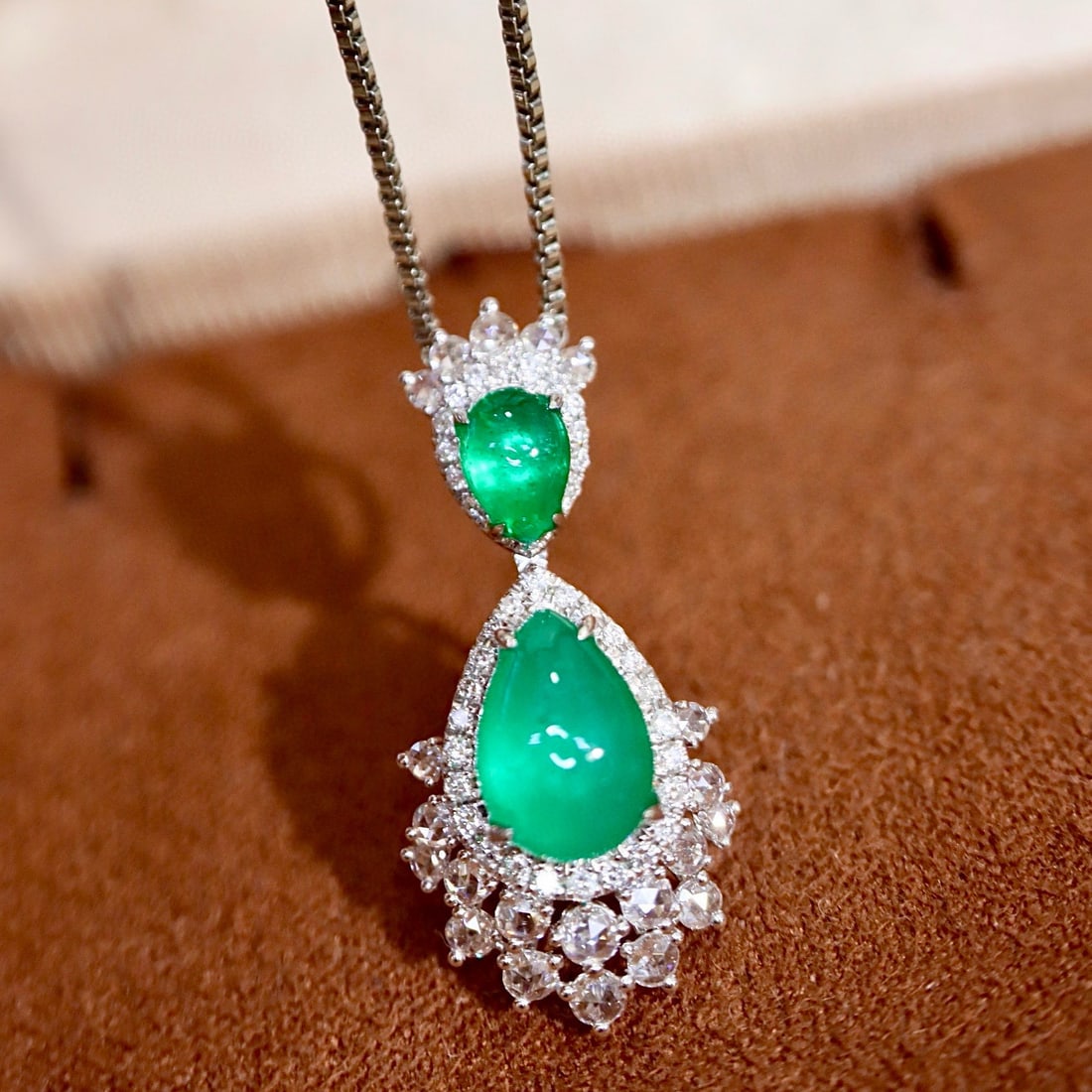 14k Gold 2.00 Ctw Natural Emerald & Diamond Pendant( Without Chain ): Ref:231000055 // gold content:14k gold // main gemstone:emerald // shape:pear // carat weight:1. 61ct // color:green // treatment:natural // // adjacent gemstone 2 : diamond // shape:round // carat