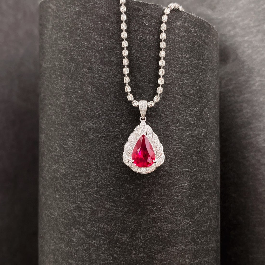 14k Gold 1.13 Ctw Natural Ruby & Diamond Pendant( Without Chain ): Ref:231000064 // gold content:14k gold // main gemstone:ruby // shape:pear // carat weight:1. 01ct // color:pigeonblood red // treatment:natural // // adjacent gemstone 2 : diamond // shape:round //