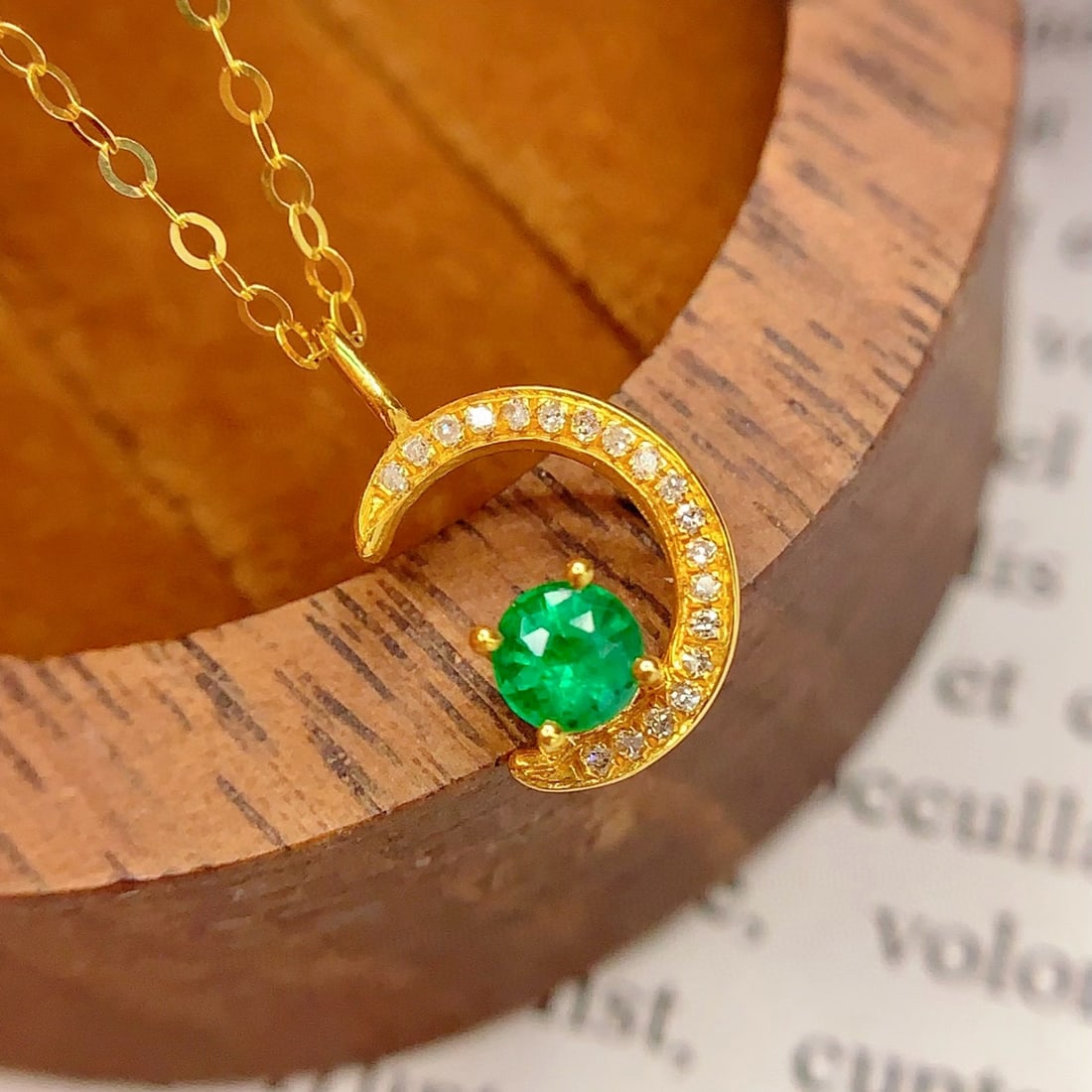 14k Gold 0.3 Ct Vivid Green Natural Emerald & Diamond Necklace - 4