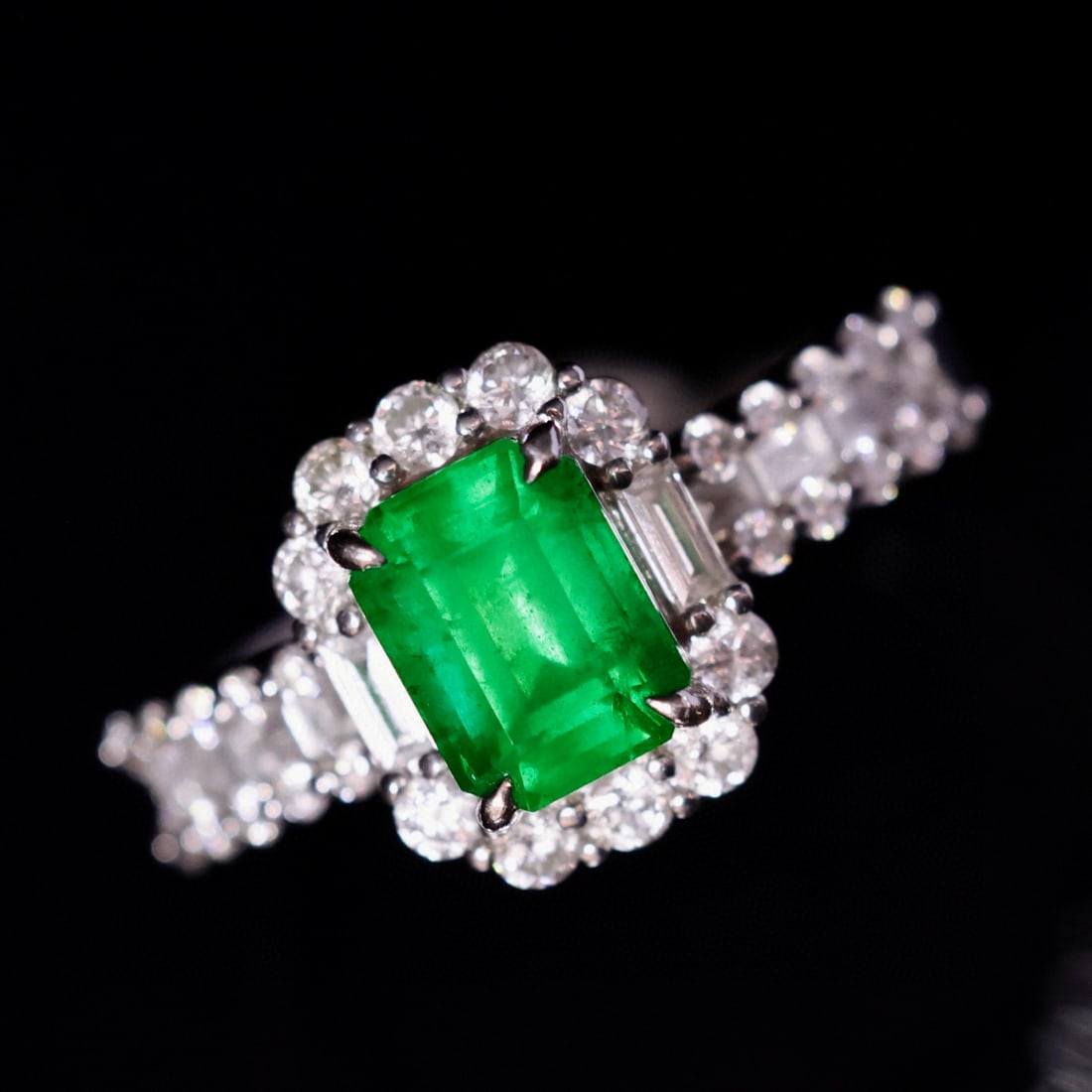14k Gold 2.12 Ctw Vivid Green Natural Emerald & Diamond Ring: Ref:231000077 // gold content:14k gold // ring size:7. 25us // // main gemstone:emerald // shape:octagonal // carat weight:1. 32ct // color:vivid green // treatment:natural // // adjacent gemstone 2 :