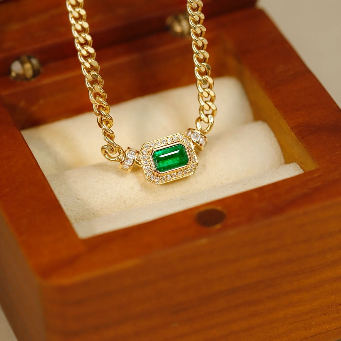 14k Gold 0.58 Ctw Vivid Green Natural Emerald & Diamond Necklace: Ref:231000082 // gold content:14k gold // main gemstone:emerald // shape:octagonal // carat weight:0. 44ct // color:vivid green // treatment:natural // // adjacent gemstone 2 : diamond //