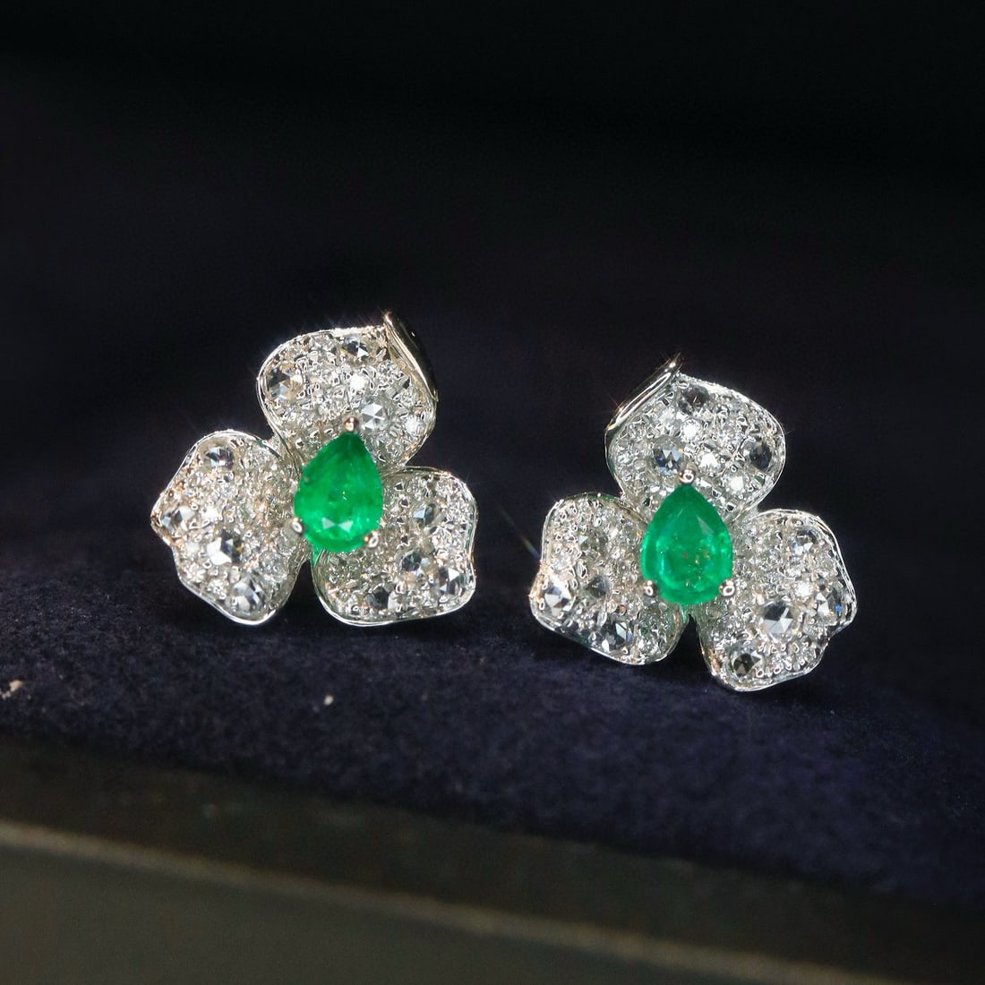 14k Gold 0.66 Ctw Vivid Green Natural Emerald & Diamond Earrings: Ref:231000101 // gold content:14k gold // main gemstone:emerald // shape:pear // carat weight:0. 26ct // color:vivid green // treatment:natural // // adjacent gemstone 2 : diamond // shape:round //