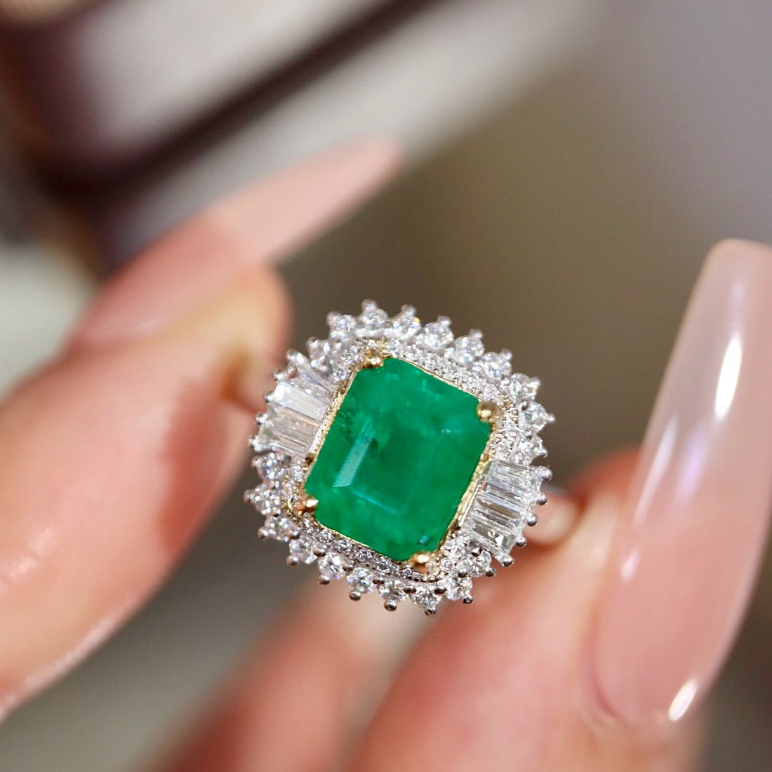 14k Gold 2.69 Ctw Vivid Green Natural Emerald & Diamond Ring: Ref:231000102 // gold content:14k gold // ring size:7. 25us // // main gemstone:emerald // shape:octagonal // carat weight:2. 30ct // color:vivid green // treatment:natural // // adjacent gemstone 2 :