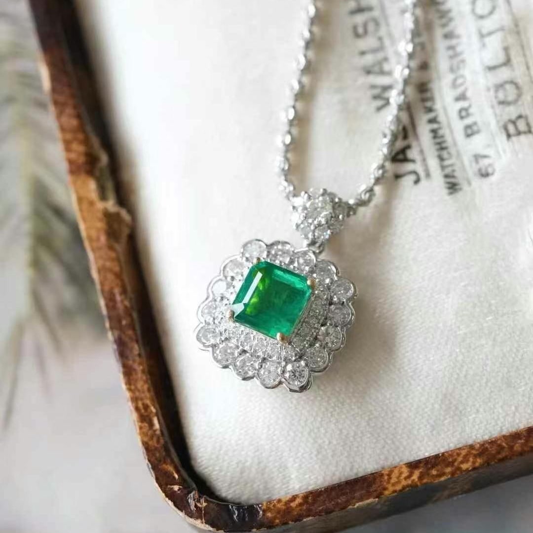 14k Gold 1.75 Ctw Vivid Green Natural Emerald & Diamond Pendant( Without Chain ): Ref:231000121 // gold content:14k gold // main gemstone:emerald // shape:octagonal // carat weight:0. 92ct // color:vivid green // treatment:natural // // adjacent gemstone 2 : diamond // shape:round