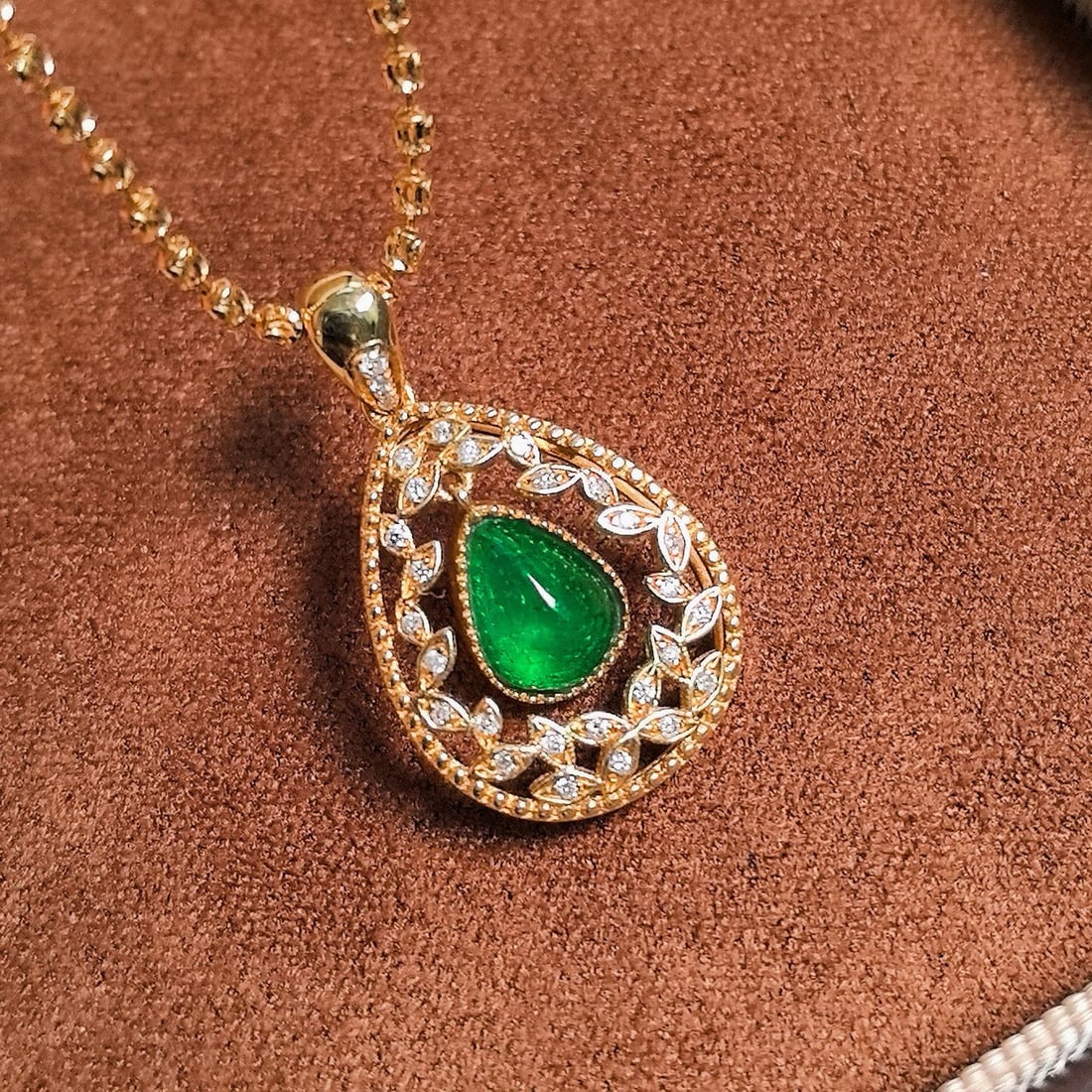 14k Gold 0.92 Ct Vivid Green Natural Emerald & Diamond Pendant( Without Chain ): Ref:231000127 // gold content:14k gold // main gemstone:emerald // shape:pear // carat weight:0. 92ct // color:vivid green // treatment:natural // // adjacent gemstone 2 : diamond // shape:round //
