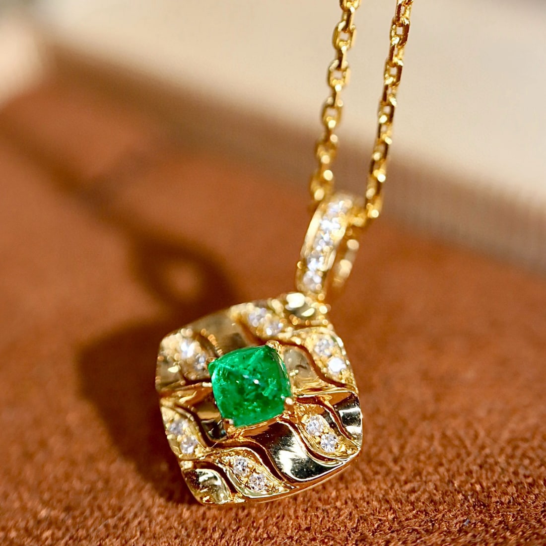 14k Gold 0.2 Ct Vivid Green Natural Emerald & Diamond Pendant( Without Chain ): Ref:231000129 // gold content:14k gold // main gemstone:emerald // shape:suger-loaf // carat weight:0. 2ct // color:vivid green // treatment:natural // // adjacent gemstone 2 : diamond // shape:round