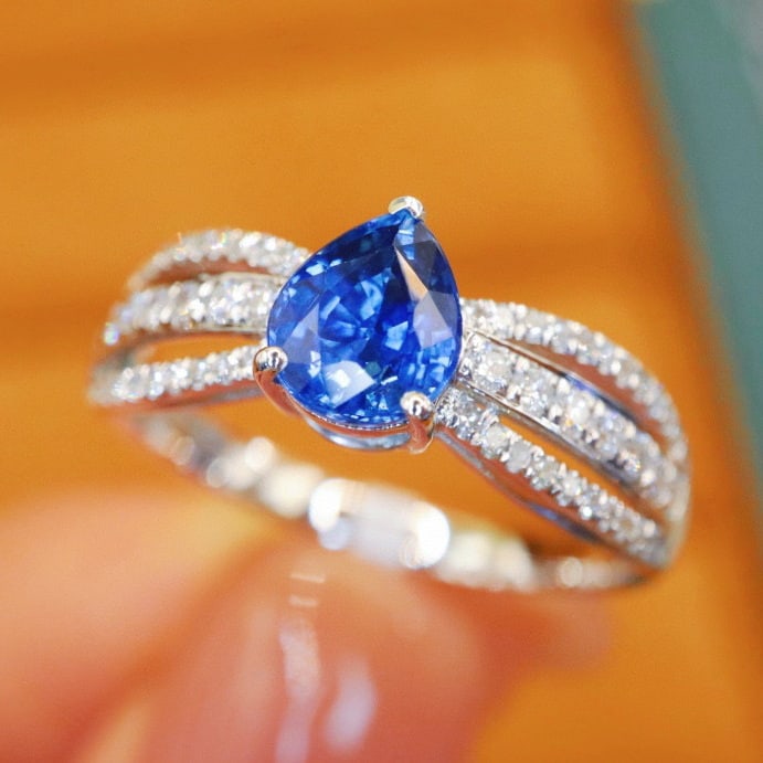 14k Gold 1.34 Ctw Natural Sapphire & Diamond Ring: Ref:231000133 // gold content:14k gold // ring size:7. 25us // // main gemstone:sapphire // shape:pear // carat weight:1. 06ct // color:cornflower blue // treatment:natural // // adjacent gemstone 2