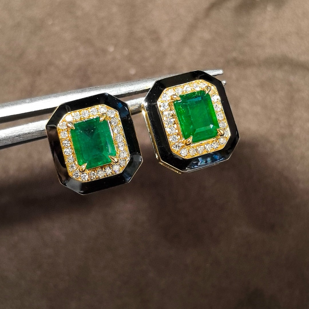 14k Gold 1.74 Ctw Vivid Green Natural Emerald & Diamond Earrings: Ref:231000150 // gold content:14k gold // main gemstone:emerald // shape:octagonal // carat weight:1. 50ct // color:vivid green // treatment:natural // // adjacent gemstone 2 : diamond // shape:round
