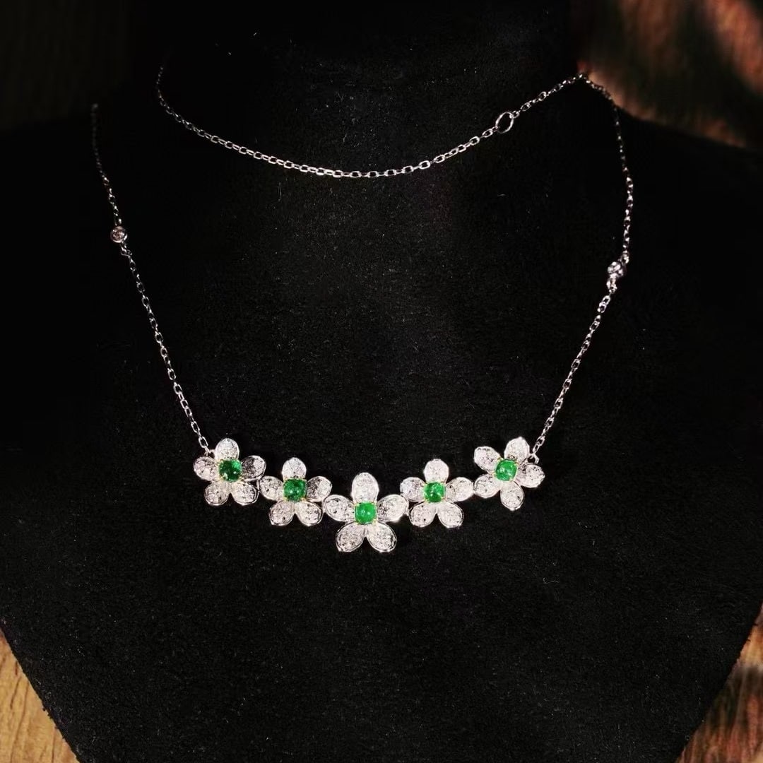 14k Gold 1.1 Ctw Vivid Green Natural Emerald & Diamond Necklace: Ref:231000152 // gold content:14k gold // main gemstone:emerald // shape:round // carat weight:0. 5ct // color:vivid green // treatment:natural // cut grade:g // // adjacent gemstone 2 : diamond //