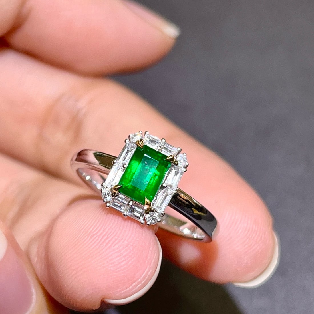 14k Gold 0.97 Ctw Vivid Green Natural Emerald & Diamond Ring: Ref:231000153 // gold content:14k gold // ring size:7. 25us // // main gemstone:emerald // shape:octagonal // carat weight:0. 71ct // color:vivid green // treatment:natural // // adjacent gemstone 2