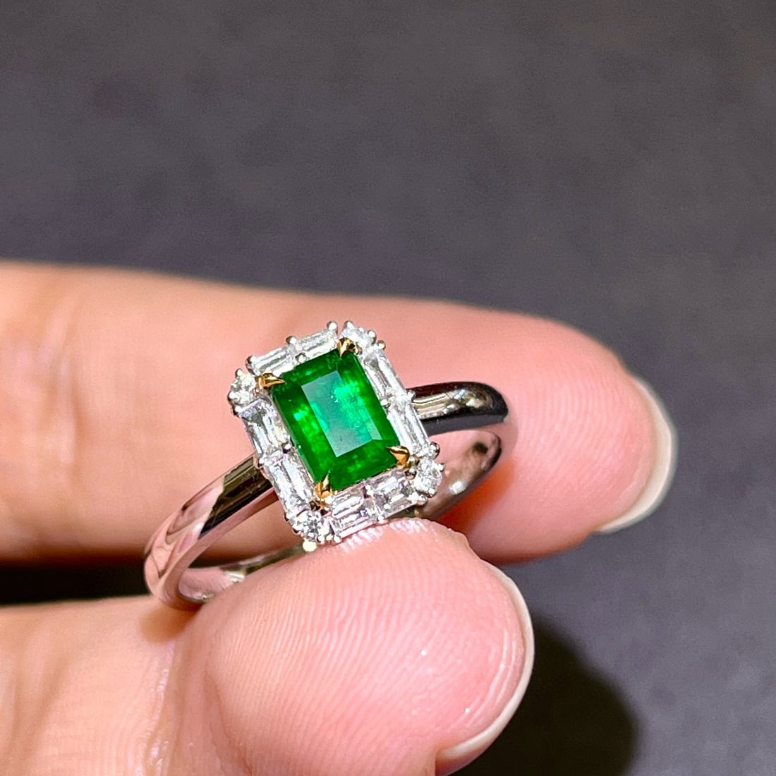 14k Gold 0.97 Ctw Vivid Green Natural Emerald & Diamond Ring - 2