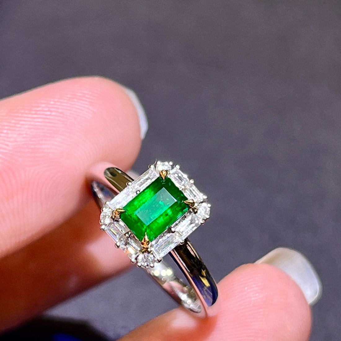 14k Gold 0.97 Ctw Vivid Green Natural Emerald & Diamond Ring - 3