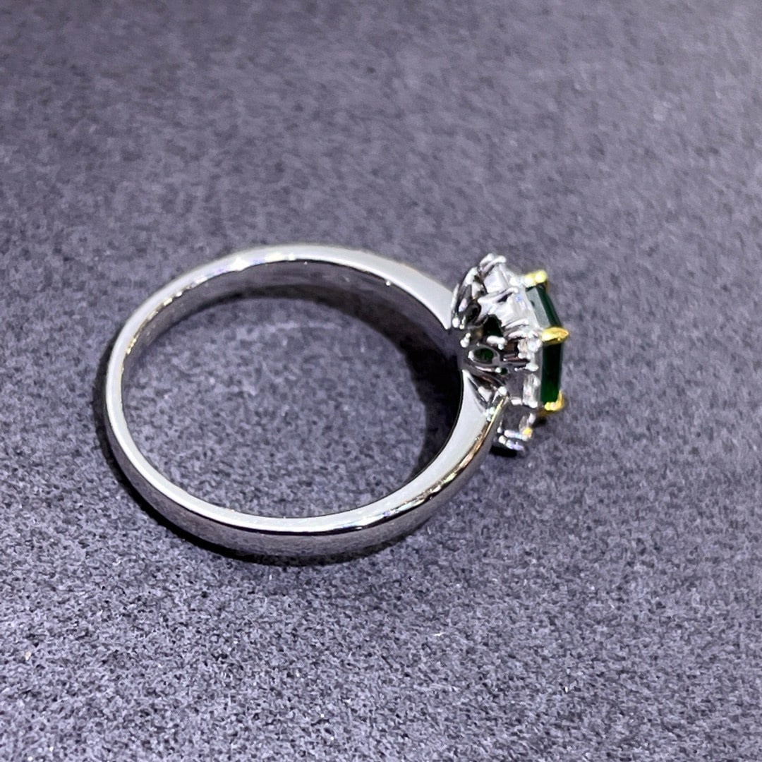 14k Gold 0.97 Ctw Vivid Green Natural Emerald & Diamond Ring - 4