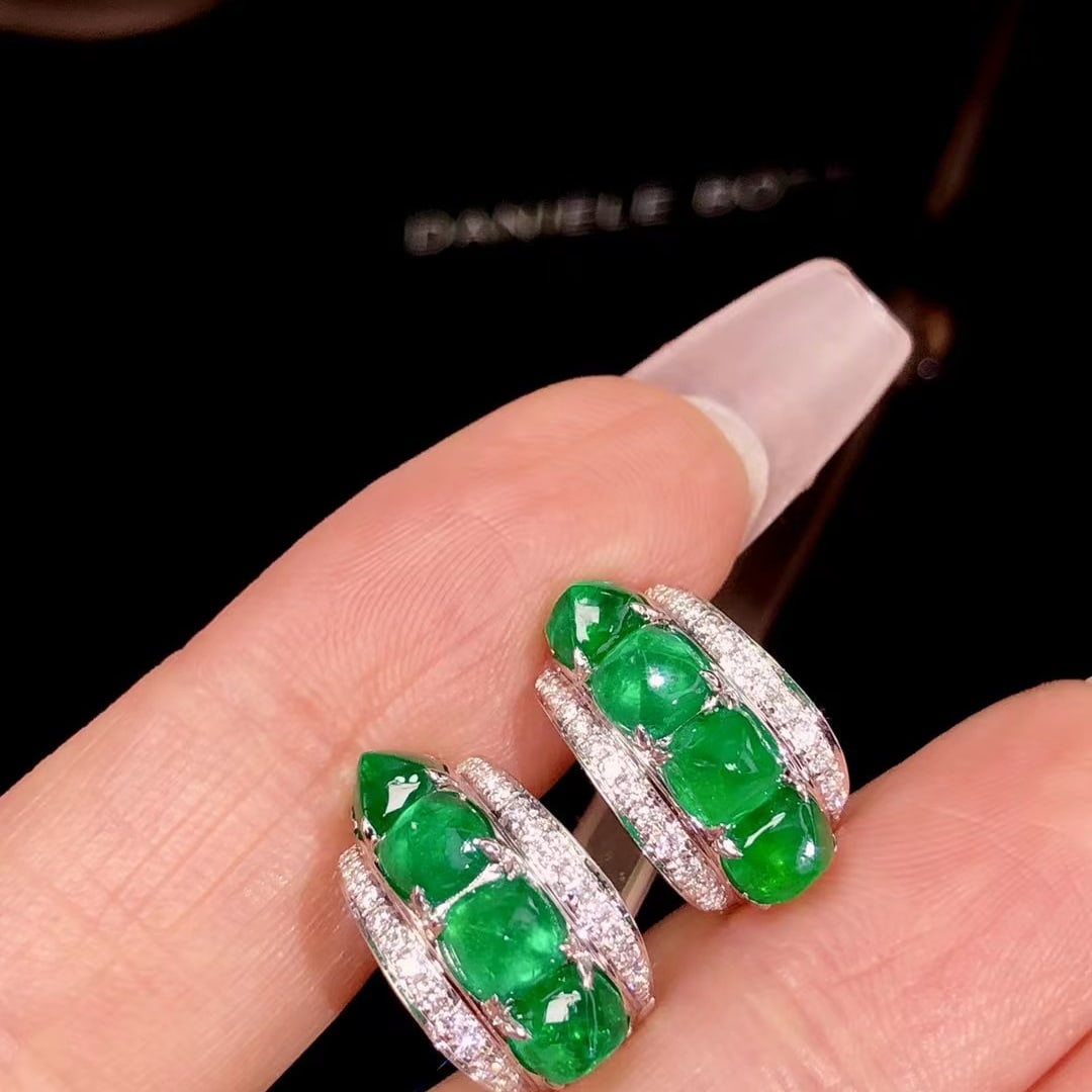 14k Gold 4.03 Ctw Vivid Green Natural Emerald & Diamond Earrings: Ref:231000154 // gold content:14k gold // main gemstone:emerald // shape:suger-loaf // carat weight:3. 72ct // color:vivid green // treatment:natural // // adjacent gemstone 2 : diamond //