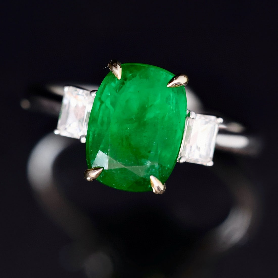 14k Gold 3.98 Ctw Vivid Green Natural Emerald & Diamond Ring: Ref:231000184 // gold content:14k gold // ring size:7. 25us // // main gemstone:emerald // shape:cushion // carat weight:3. 56ct // color:vivid green // treatment:natural // // adjacent gemstone 2 : d