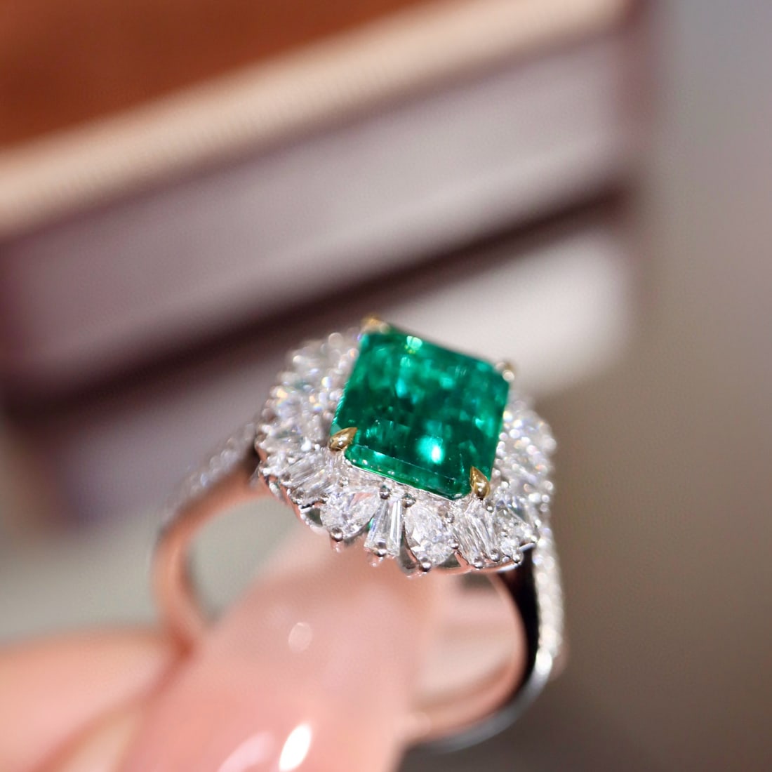 14k Gold 3.67 Ctw Vivid Green Natural Emerald & Diamond Ring - 4