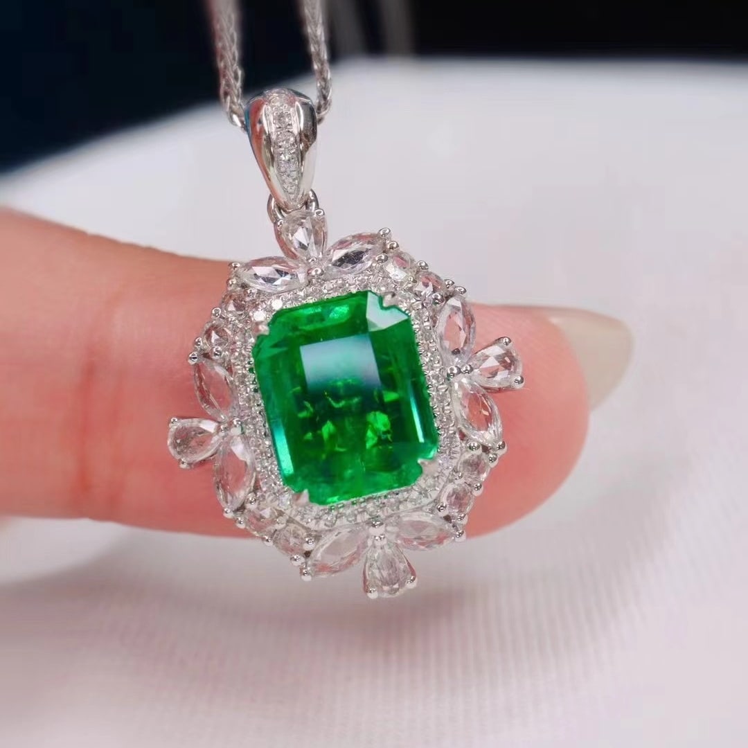 14k Gold 2 Ct Vivid Green Natural Emerald & Sapphire & Diamond Pendant( Without Chain ): Ref:231000187 // gold content:14k gold // main gemstone:emerald // shape:octagonal // carat weight:2ct // color:vivid green // treatment:natural // // adjacent gemstone 2 : sapphire // shape:multiply 