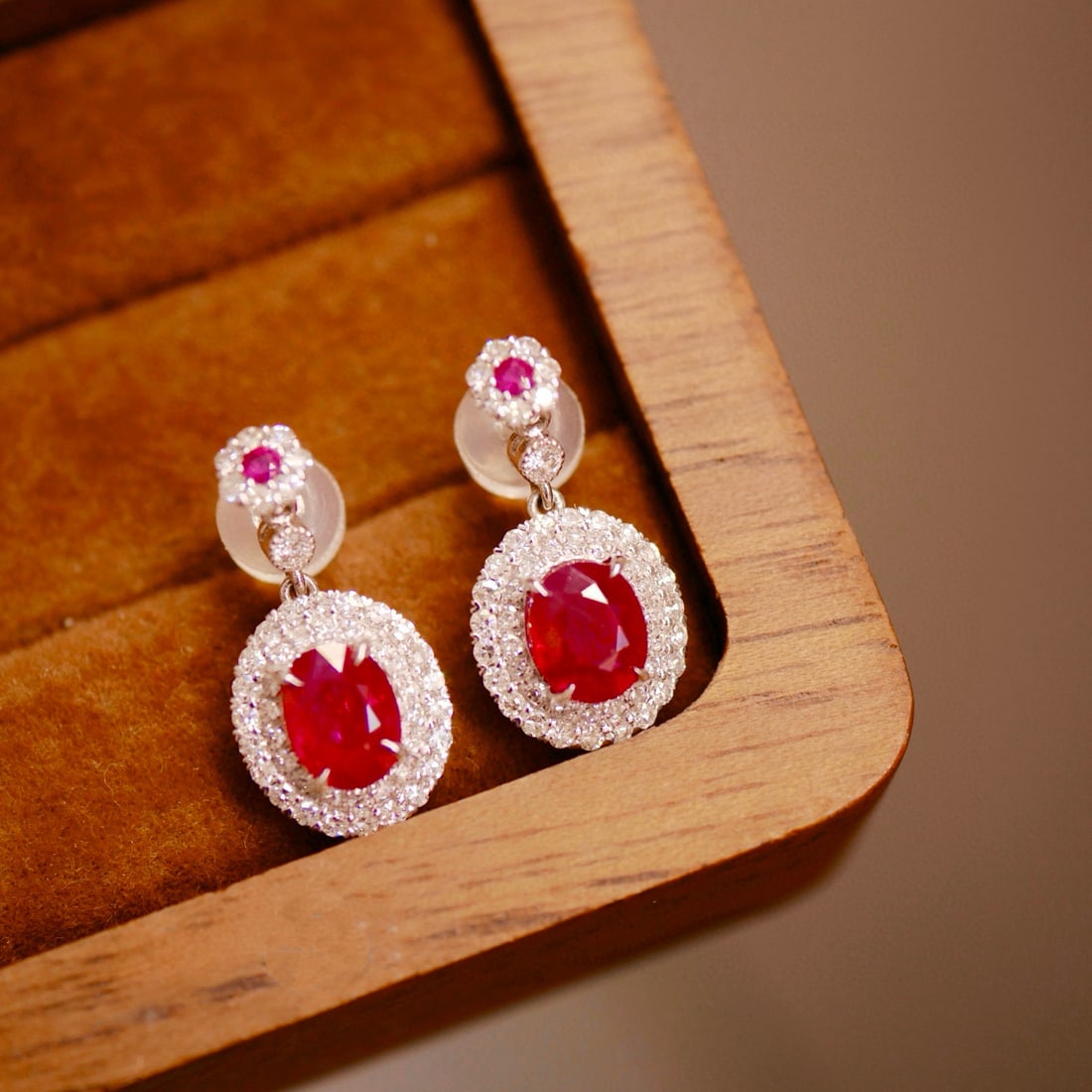 14k Gold 2.54 Ctw Natural Ruby & Diamond Earrings: Ref:231000192 // gold content:14k gold // main gemstone:ruby // shape:oval // carat weight:2. 00ct // color:red // treatment:natural // // adjacent gemstone 2 : diamond // shape:round // carat