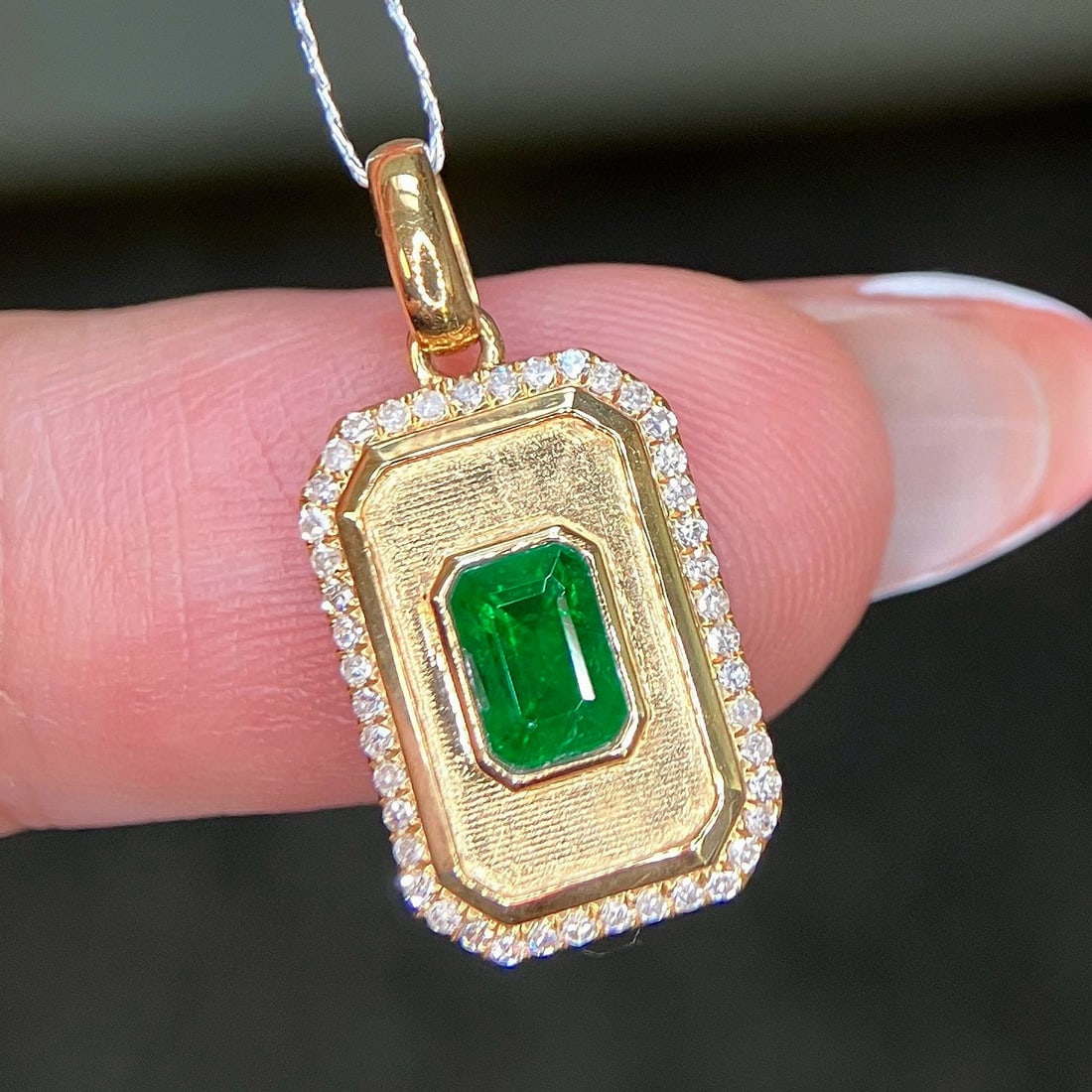14k Gold 0.85 Ctw Vivid Green Natural Emerald & Diamond Pendant( Without Chain ): Ref:231000207 // gold content:14k gold // main gemstone:emerald // shape:octagonal // carat weight:0. 7ct // color:vivid green // treatment:natural // // adjacent gemstone 2 : diamond // shape:round