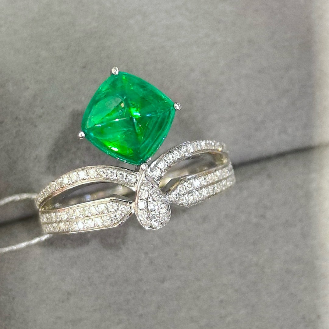 14k Gold 2.35 Ctw Vivid Green Natural Emerald & Diamond Ring: Ref:231000209 // gold content:14k gold // ring size:7. 25us // // main gemstone:emerald // shape:suger-loaf // carat weight:2. 10ct // color:vivid green // treatment:natural // // adjacent gemstone 2